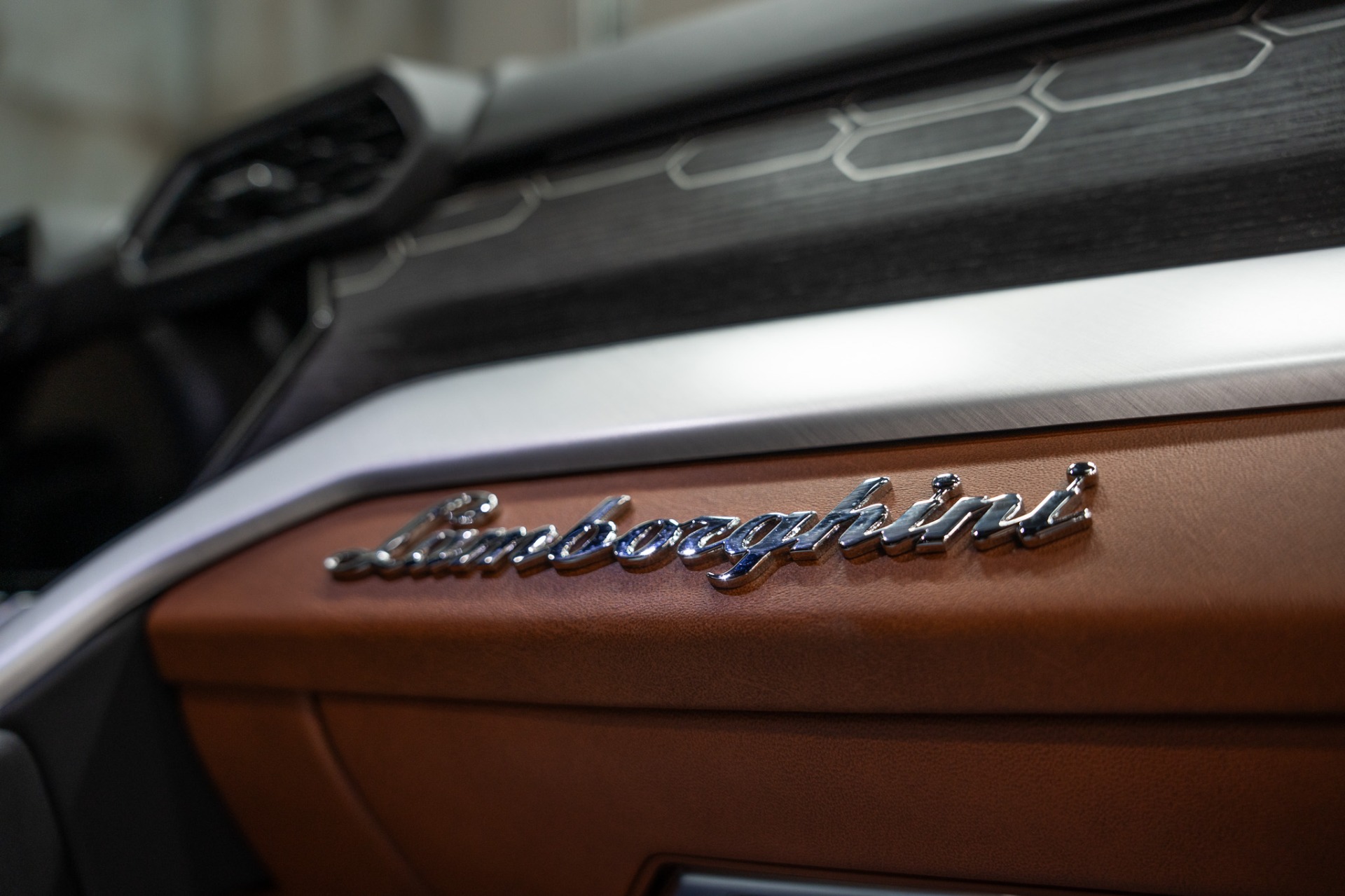Lamborghini Urus V8　記念プレート　ギフト Lamborghini Urus (2018-2026) No Drill License Plate Mount – Carbonio